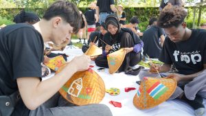 Antusiasme Mahasiswa Global di 2nd Summer Course FIPP UNNES: Dari Membatik hingga Menanam Padi di Desa Kandri