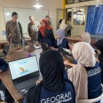 Salah satu tim asessor Satti Wagistina (berkerudung oranye) berkeliling meninjau kelengkapan fasilitas pembelajaran yang dimiliki Prodi Pendidikan Geografi UNNES.