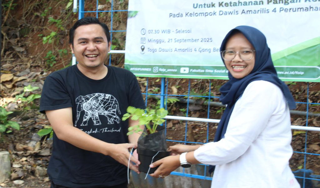 Didi Pramono, S.Pd., M.Pd. menyerahkan bibit tanaman kepada perwakilan Dawis Amarilis 4 sebagai bagian dari program Edufarm FISIP UNNES untuk memperkuat ketahanan pangan keluarga.