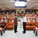 Penyerahan Cinderamata ke SMAN 1 Puri Mojokerto