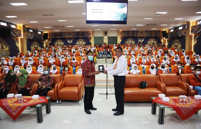 Penyerahan Cinderamata ke SMAN 1 Puri Mojokerto