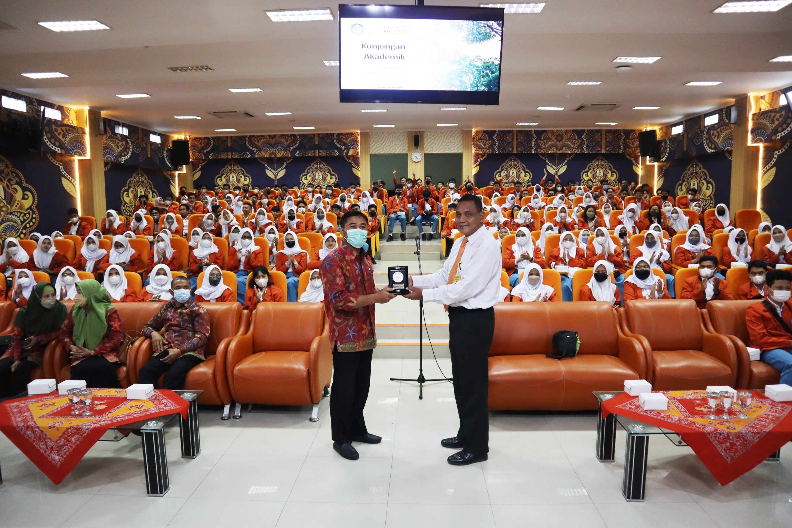 Penyerahan Cinderamata ke SMAN 1 Puri Mojokerto