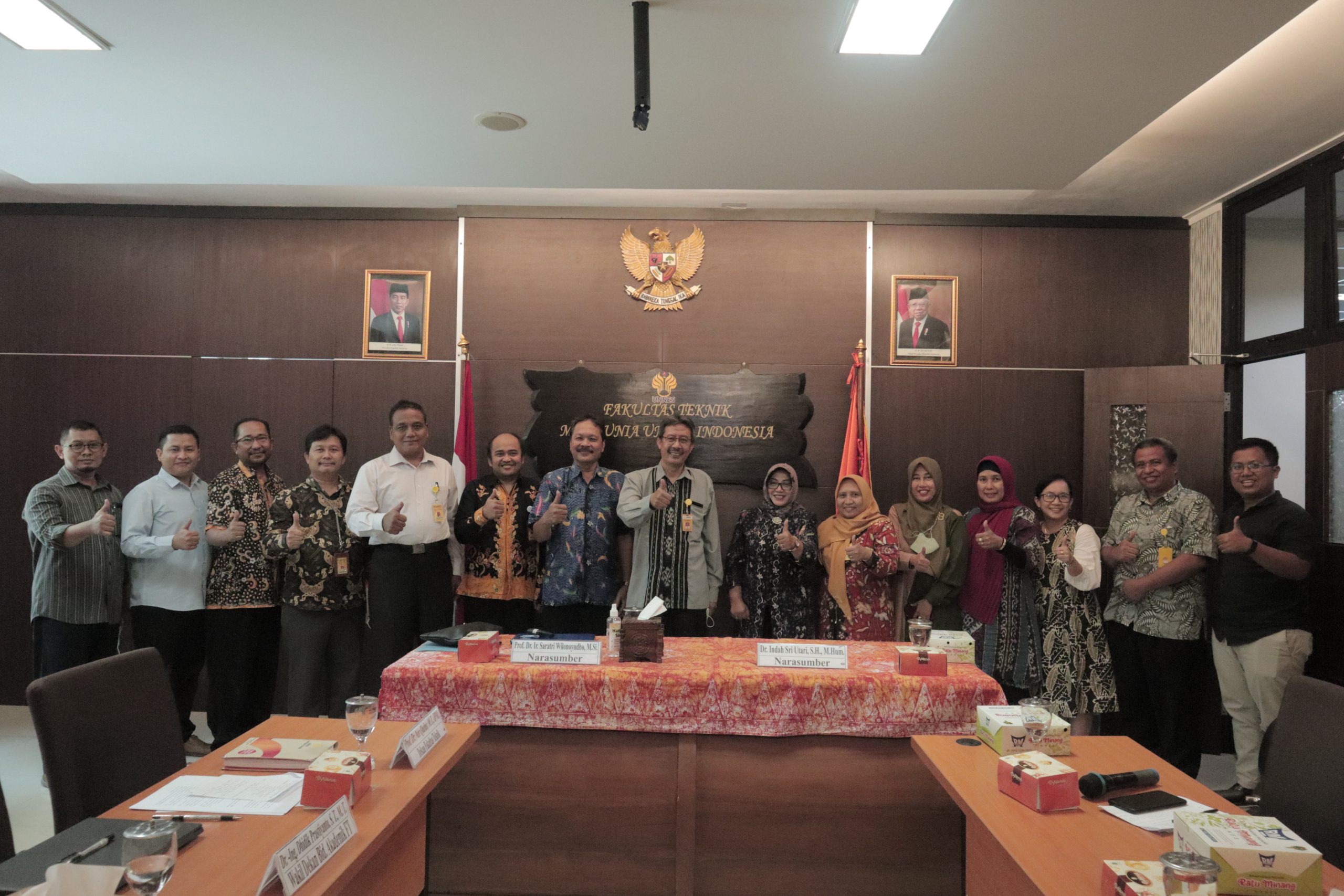 Foto Bersama 2 Narasumber FGD