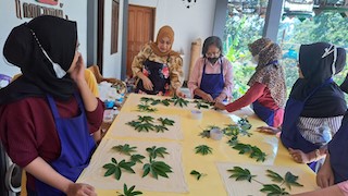 kegiatan pelatihan dan pendampingan pengembangan ecoprint dan produk