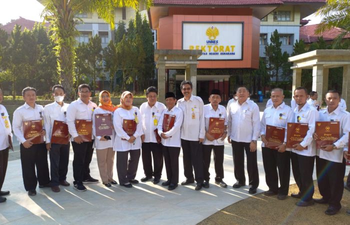 PENGHARGAAN SATYALANCANA KARYA SATYA FAKULTAS TEKNIK UNIVERSITAS NEGERI SEMARANG