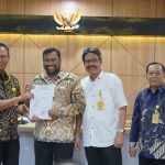 Dosen dan Tendik menerima SK Kenaikan Pangkat dan Jabatan (1)