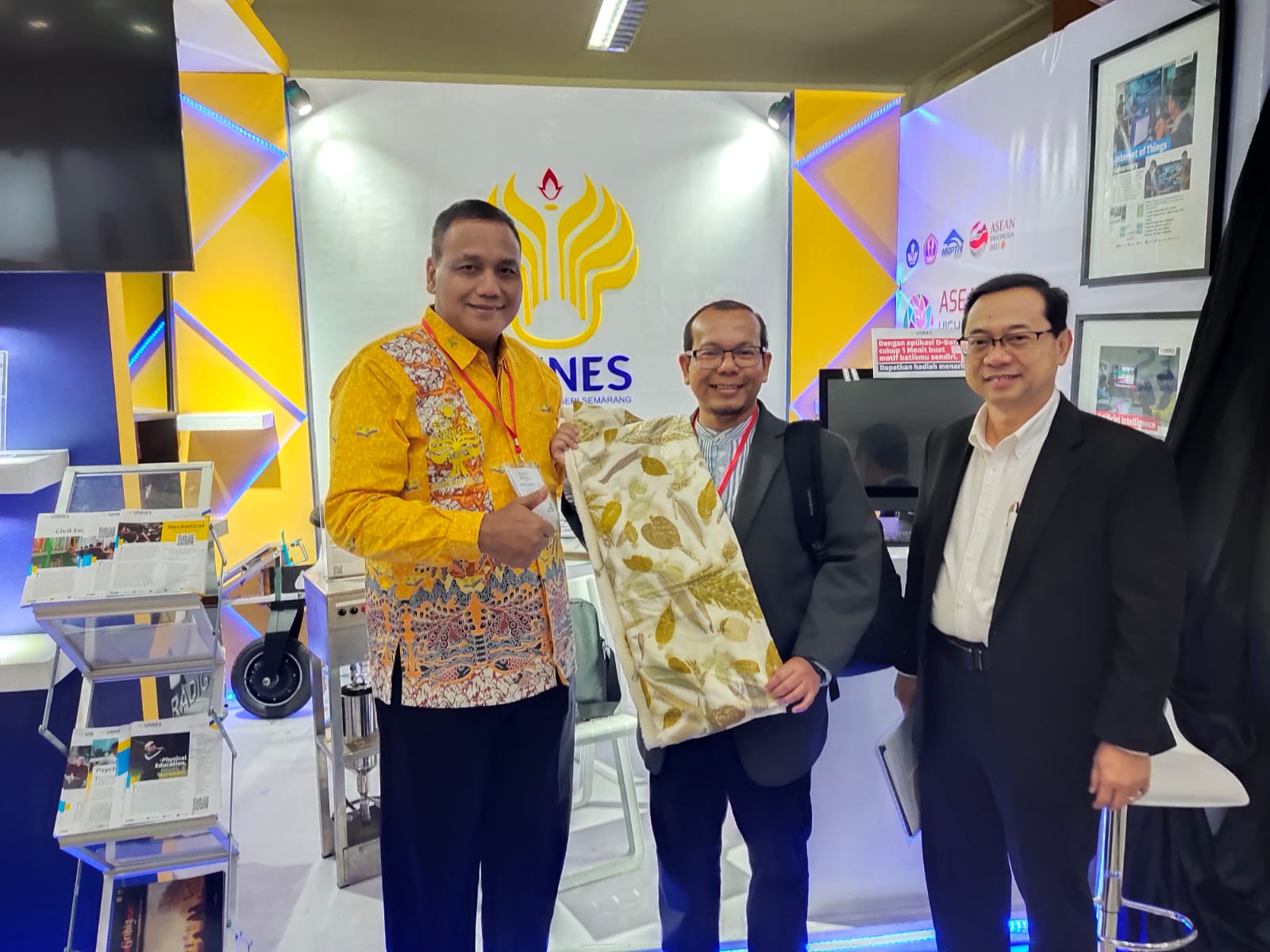 UNNES received two awards at the 2023 AHEC (ASEAN Higher Education