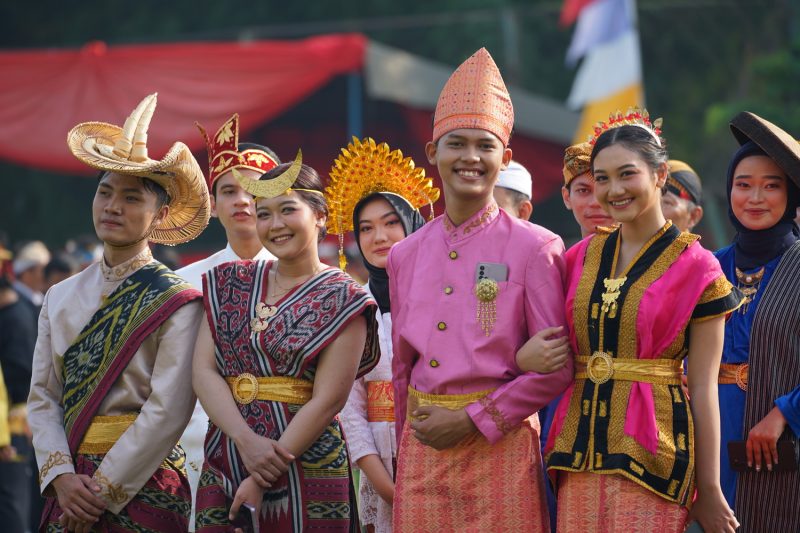 Kenakan Pakaian Adat Nusantara Unnes Peringati Hardiknas