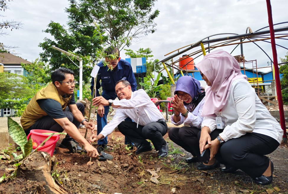 Tim UNNES dan mitra menanam pohon dalam program konservasi lingkungan di kawasan Wonolopo, Semarang.