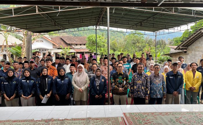 Tim PPK Ormawa BEM FMIPA UNNES bersama masyarakat Desa Peron dalam kegiatan sosialisasi desa konservasi dan tangguh bencana.