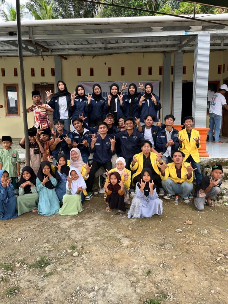 Tim PPK Ormawa BEM FMIPA UNNES bersama warga dan anak-anak Desa Peron dalam program pengabdian desa tangguh bencana.