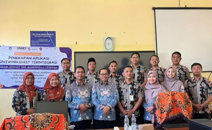 UNNES team with SMP Negeri 1 Karimunjawa teachers in a Liveworksheet training for literacy and numeracy learning.