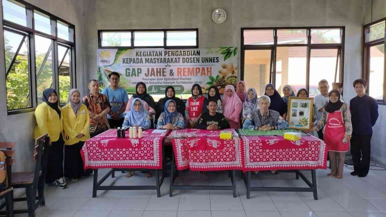 Tim Pengabdian FMIPA UNNES bersama kelompok tani Jatirejo dalam kegiatan GAP jahe dan rempah.