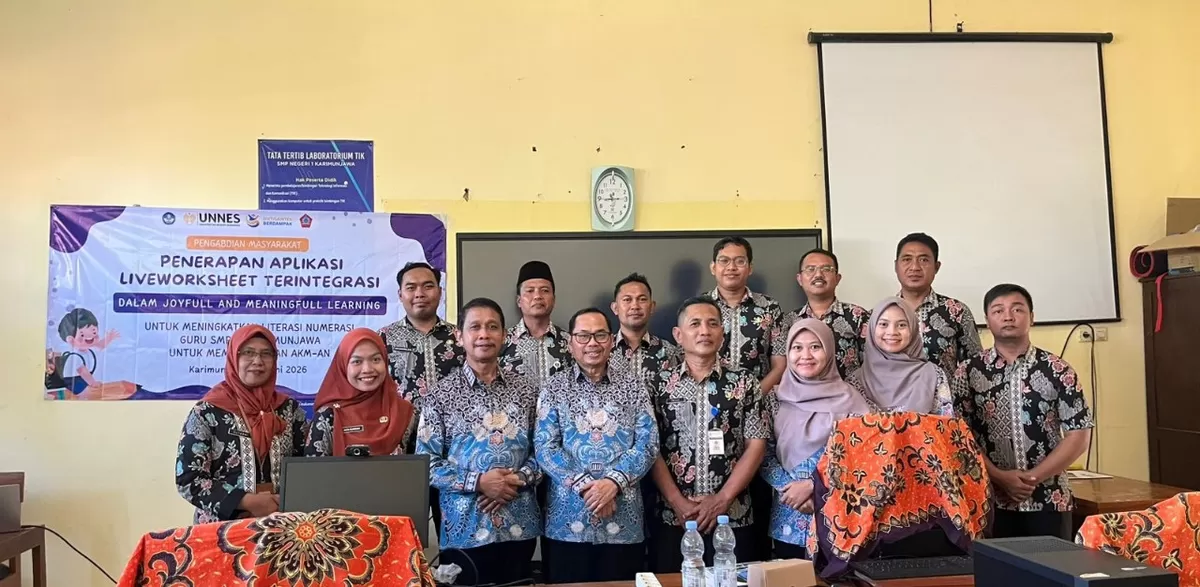 Tim UNNES bersama guru SMP Negeri 1 Karimunjawa dalam pelatihan Liveworksheet untuk literasi numerasi.