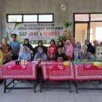 FMIPA UNNES community service team with the Jatirejo farmer group in a GAP program for ginger and spices.