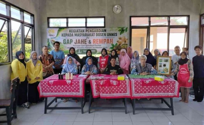 FMIPA UNNES community service team with the Jatirejo farmer group in a GAP program for ginger and spices.
