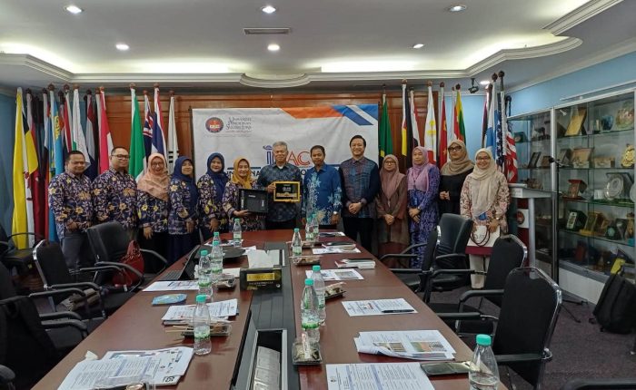 The FMIPA UNNES delegation with UPSI representatives during an international academic collaboration meeting in Malaysia.