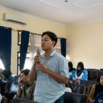 Mahasiswa menyampaikan aspirasi dalam Sarasehan FMIPA UNNES 2025.