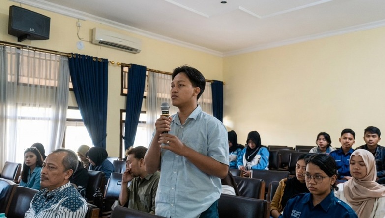 Mahasiswa menyampaikan aspirasi dalam Sarasehan FMIPA UNNES 2025.