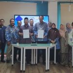 Representatives of FMIPA UNNES and Universiti Malaysia Sabah display the signed Letter of Agreement.