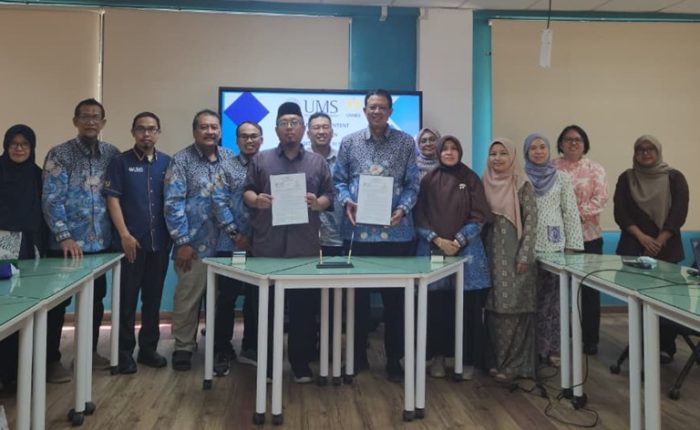 Perwakilan FMIPA UNNES dan Universiti Malaysia Sabah menunjukkan dokumen Letter of Agreement.