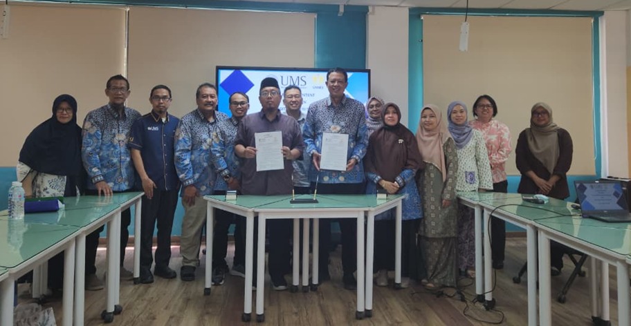 Perwakilan FMIPA UNNES dan Universiti Malaysia Sabah menunjukkan dokumen Letter of Agreement.
