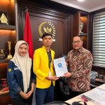 BEM FMIPA UNNES menyerahkan proposal Desa Konservasi Peron kepada Wakil Ketua Komisi IV DPR RI.