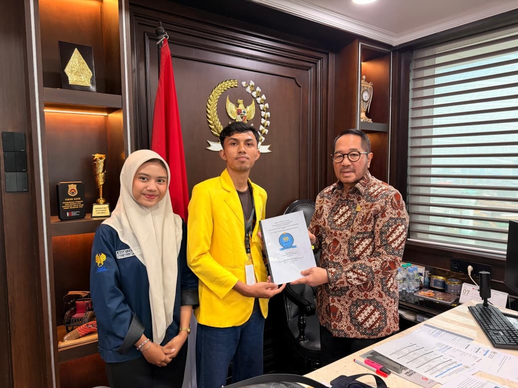 BEM FMIPA UNNES menyerahkan proposal Desa Konservasi Peron kepada Wakil Ketua Komisi IV DPR RI.