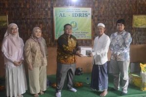 Penyerahan teknologi kepada Panti Sosial Anak Asuh Al-Idris sebagai bagian dari program pengabdian berkelanjutan.