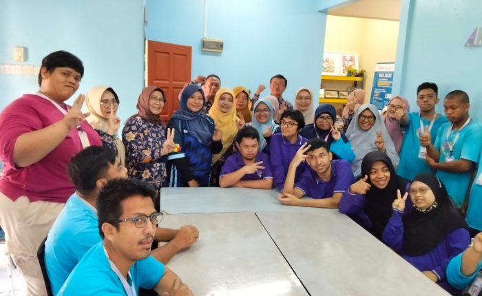 Tim UNNES bersama guru pendamping dan peserta didik APIM setelah mengikuti pelatihan Leaf to Market di Malaysia.