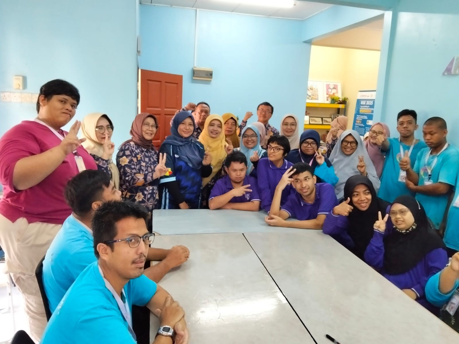 Tim UNNES bersama guru pendamping dan peserta didik APIM setelah mengikuti pelatihan Leaf to Market di Malaysia.