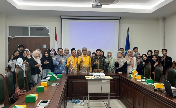 Tim FMIPA UNNES bersama peserta kegiatan Sosialisasi Program Studi Magister Fisika di FST UIN Walisongo Semarang.
