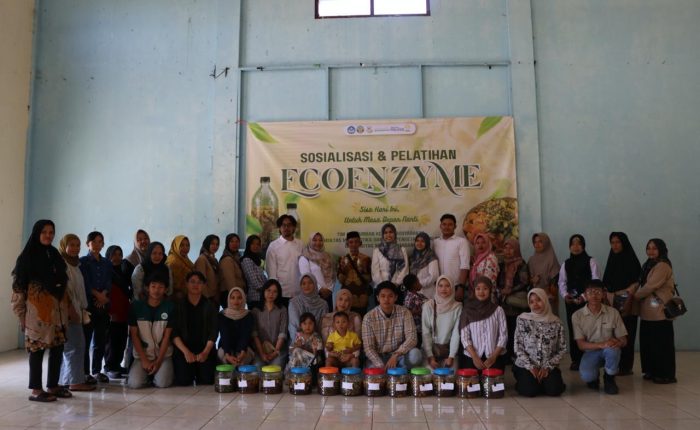 FMIPA UNNES lecturers with participants of the Ecoenzyme Socialization and Training Program in Jetak Village, Getasan District, Semarang Regency.