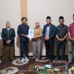 The Head of BEM FMIPA UNNES handed over the PPK Ormawa proposal to the Regent of Kendal during an audience on the Conservation and Disaster-Resilient Village program in Peron Village.