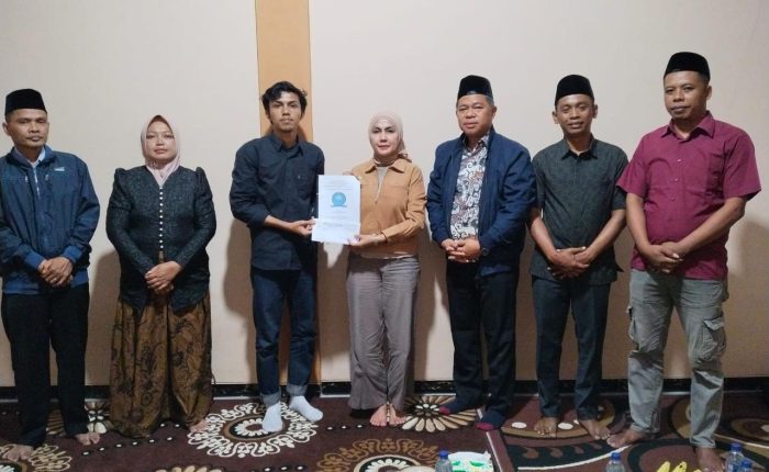 Ketua BEM FMIPA UNNES menyerahkan proposal PPK Ormawa kepada Bupati Kendal dalam audiensi program Desa Konservasi dan Tangguh Bencana di Desa Peron.