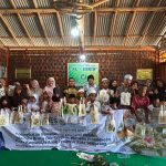 The UNNES team and children of the Al-Idris community display ecoprint tote bags in Semarang.