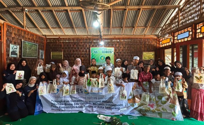Tim UNNES dan anak-anak Komunitas Al-Idris menunjukkan tote bag hasil pelatihan ecoprint di Kota Semarang.