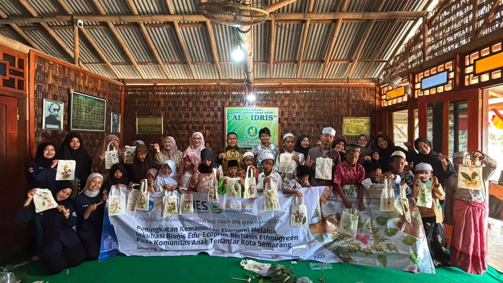 Tim UNNES dan anak-anak Komunitas Al-Idris menunjukkan tote bag hasil pelatihan ecoprint di Kota Semarang.