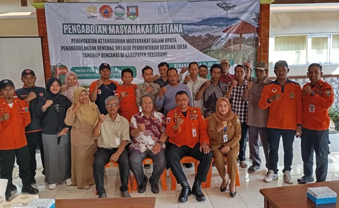 Tim Pengabdian FMIPA UNNES bersama BPBD, BMKG, dan pengurus Destana Kemambang dan Wirogomo.