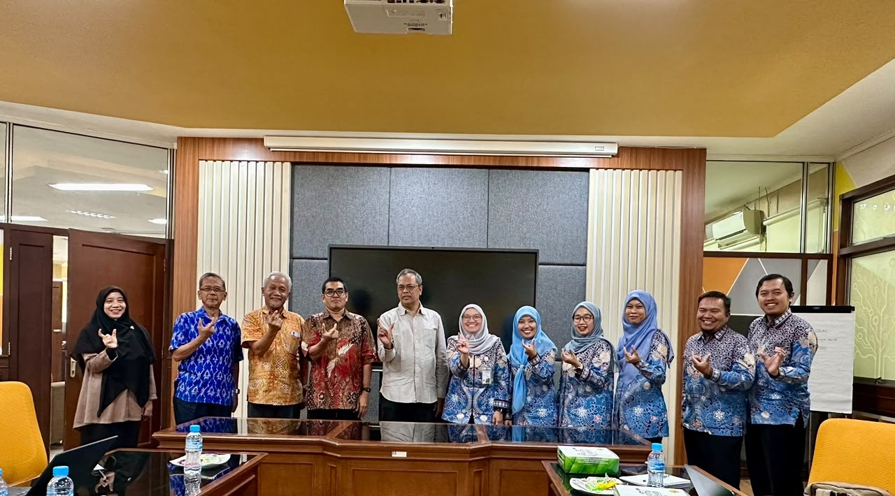 Rombongan FMIPA UNNES bersama pimpinan FMIPA UGM dalam kegiatan studi tiru sistem penjaminan mutu.