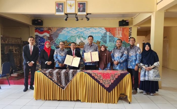 Representatives of FMIPA UNNES and Sekolah Indonesia Kota Kinabalu display the signed cooperation agreement.