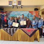 Perwakilan FMIPA UNNES dan Sekolah Indonesia Kota Kinabalu menunjukkan dokumen kerja sama yang telah ditandatangani.