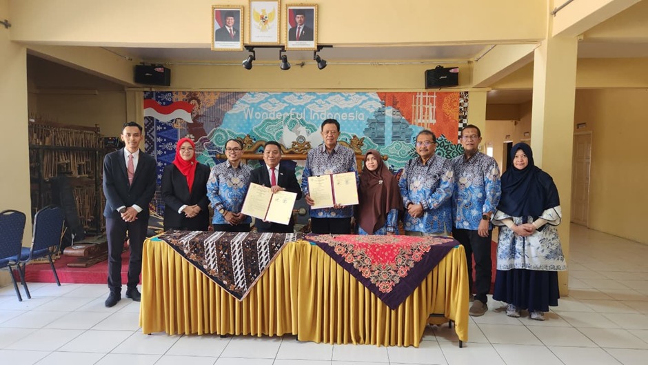 Perwakilan FMIPA UNNES dan Sekolah Indonesia Kota Kinabalu menunjukkan dokumen kerja sama yang telah ditandatangani.
