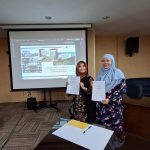 Perwakilan FMIPA UNNES dan Universiti Malaya menunjukkan dokumen kerja sama bidang pendidikan dan riset kimia.