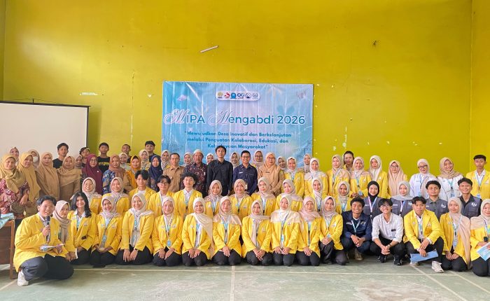 BEM FMIPA UNNES members and volunteers with the Peron Village community during the opening of MIPA Mengabdi 2026.