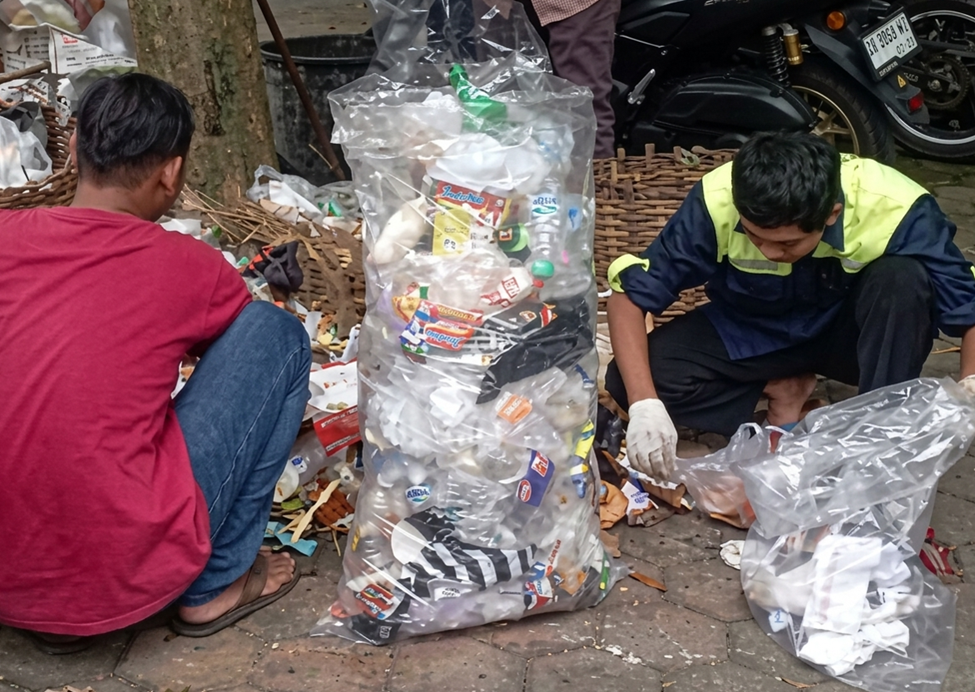 FMIPA UNNES academic community members sorting plastic and other waste on campus.