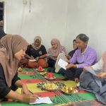 Mahasiswa FMIPA UNNES mendampingi pelaku UMKM kopi Desa Peron mengisi dokumen sertifikasi SPP-IRT.