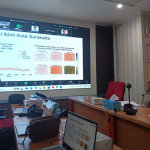 Presentasi proyeksi iklim Kota Surakarta dalam sebuah kegiatan pembahasan kebijakan adaptasi perubahan iklim.