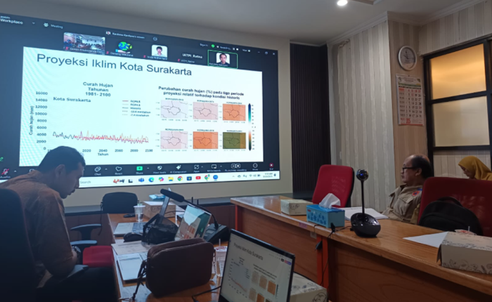 Presentation of Surakarta City climate projections during a climate change adaptation policy discussion.