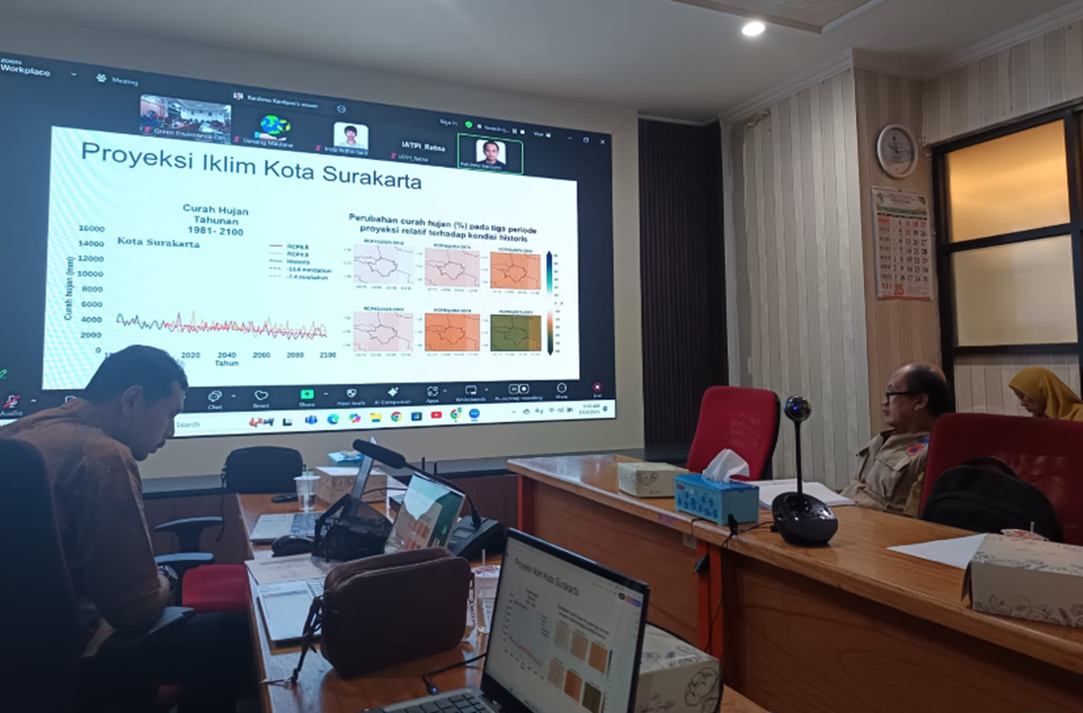 Presentation of Surakarta City climate projections during a climate change adaptation policy discussion.